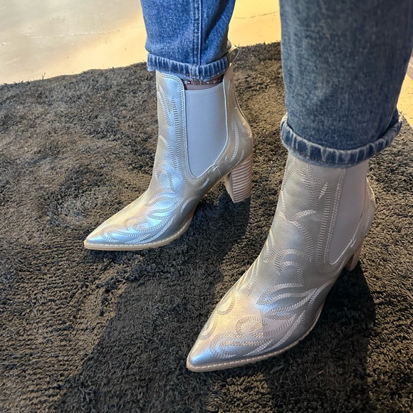 Silver metallic embroidered detailing ankle cowgirl booties. New - Picture 2 of 4